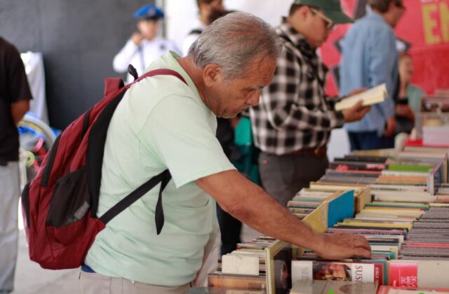 Visitante revisa libros durante el 22º Gran Remate de Libros, Discos y Películas en el Monumento a la Revolución