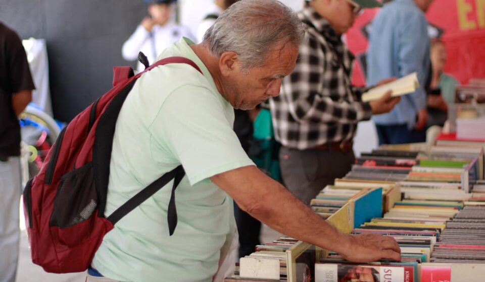 Visitante revisa libros durante el 22º Gran Remate de Libros, Discos y Películas en el Monumento a la Revolución