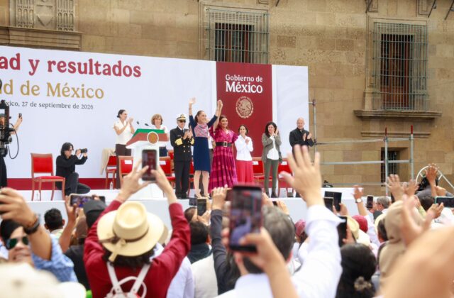 Claudia Sheinbaum saluda desde el templete, acompañada de autoridades, ante asistentes al Zócalo.