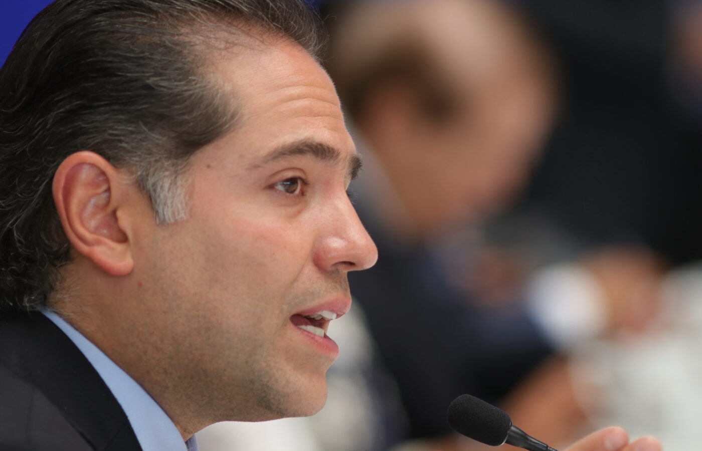 Raúl Bolaños-Cacho Cué durante un mensaje ante representantes de medios.