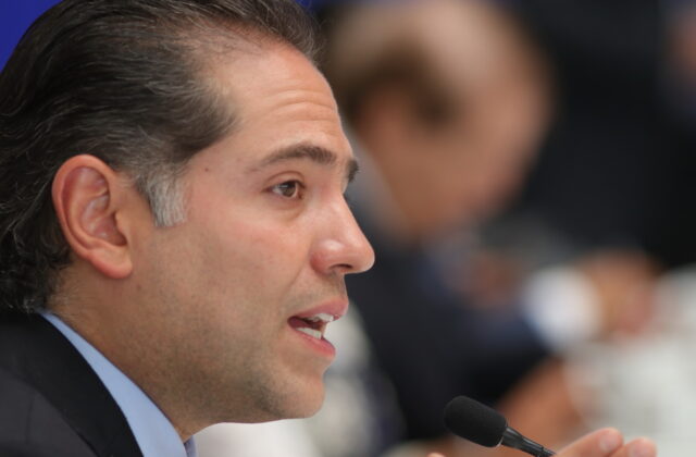 Raúl Bolaños-Cacho Cué durante un mensaje ante representantes de medios.