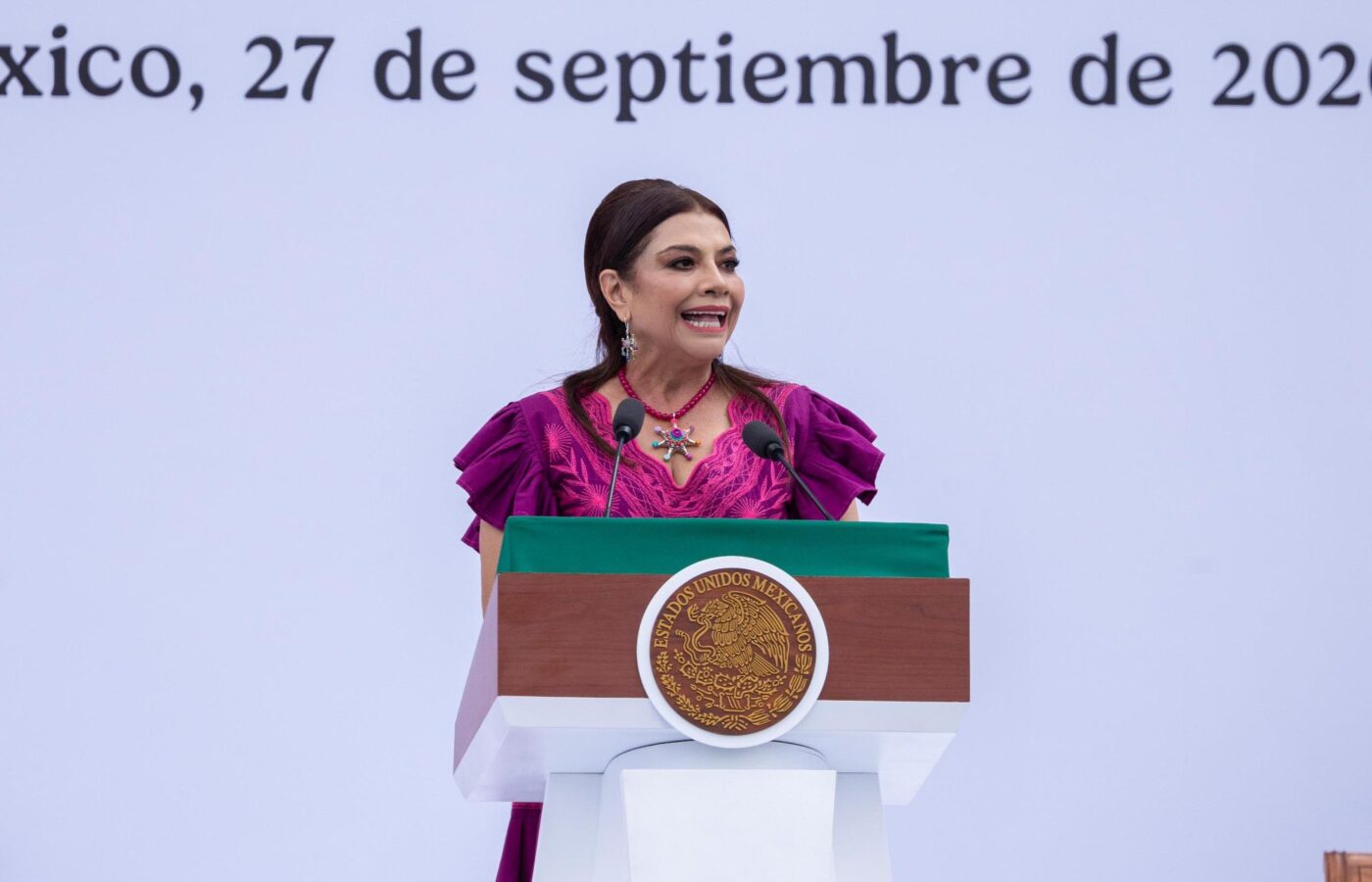 Clara Brugada habla desde el atril presidencial durante la bienvenida a Claudia Sheinbaum en el Zócalo.
