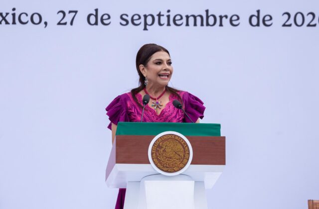 Clara Brugada habla desde el atril presidencial durante la bienvenida a Claudia Sheinbaum en el Zócalo.