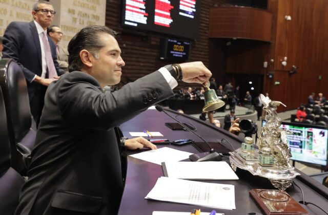 Legislador de la Cámara de Diputados toca la campana en la mesa de la Presidencia