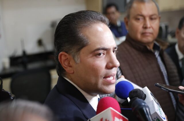 Intercambio con reporteros en un recinto legislativo.
